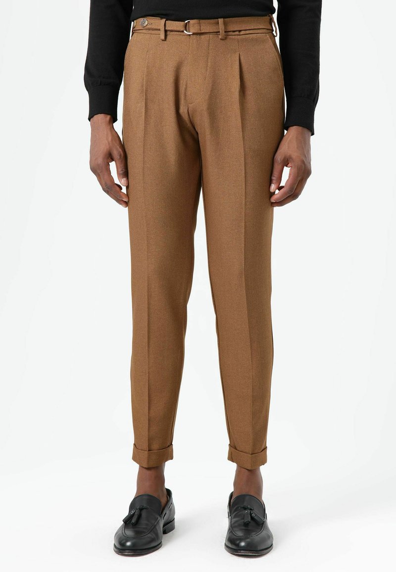 Bruine geplooide broek met een getailleerde pasvorm, gemaakt van een gestructureerde stof; voorzien van een riem met een zilveren gesp, omgeslagen zoom en zakken.