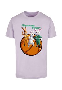 Lila kokvilnas T-kreklā attēloti trīs karikatūru zaķi sporta kreklos uz oranžas basketbola grafikas. Teksts vēsta "Kosmosa ģimene".