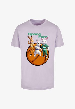 Violetti puuvillapaita, jossa on kolme piirrettyä pupua urheilujoukkueen paidoissa oranssilla koripallograffitilla. Teksti kuuluu "Space Fam."