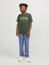 Jack & Jones Junior JJEJOSH CREW NECK - Camiseta estampada - dark green