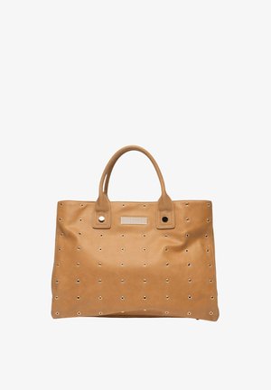 Bruine leren handtas met gestanste gaten en een decoratieve accentplaat. Twee stevige handvatten en een rechthoekige vorm voor ruime draagcapaciteit.