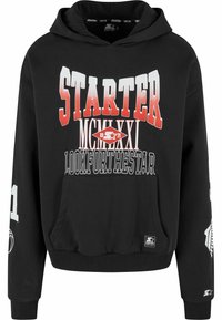 Sudadera negra con un bolsillo frontal. Presenta un texto gráfico en blanco y rojo que dice "STARTER MCMXCI", y un logotipo. Los puños y el dobladillo son de canalé.