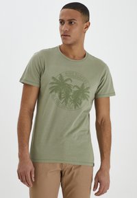 Blend BHDAVIS - T-shirts med print - oil green