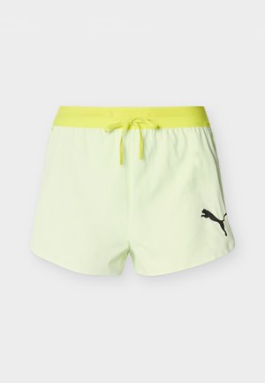 Hellgelbe Sportshorts mit gelbem Kordelzugbund und schwarzem Puma-Logo auf der unteren rechten Seite, flach auf weißem Hintergrund liegend.