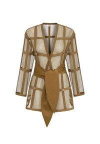 Veste en maille transparente marron avec un grand motif quadrillé, manches trois-quarts, détails avec boutons et ceinture en tissu uni nouée à la taille.