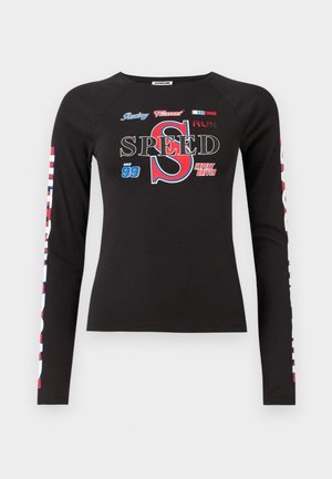 Maglietta nera a maniche lunghe realizzata in tessuto morbido, con grafiche colorate tra cui "SPEED" in lettere grasse e simboli da corsa.
