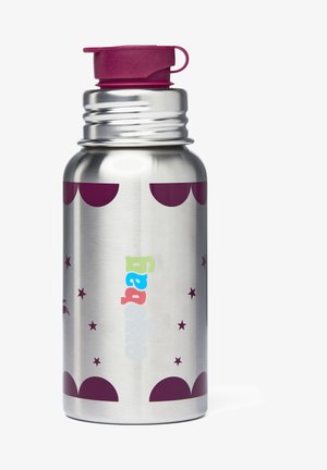 Edelstahl-Wasserflasche mit silberner Oberfläche, lila Kappe und buntem Druck von "ergobag" mit Stern- und Muschelmustern.