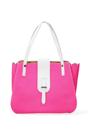 Felroze gestructureerde handtas met witte verticale riem en dubbele witte handvatten, met geschulpte randen en zilverkleurige hardwareaccenten.