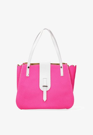 Felroze gestructureerde handtas met witte verticale riem en dubbele witte handvatten, met geschulpte randen en zilverkleurige hardwareaccenten.