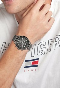 Tommy Hilfiger Horloge - grau