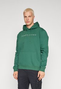 Tommy Jeans - LINEAR LOGO HOODIE - Športni pulover - court green Miniaturna slika 1