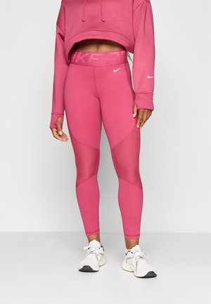 Sudadera corta rosa con cordones, combinada con leggings rosas que tienen paneles de malla texturizada y una cinturilla con logo, llevada con zapatillas blancas.