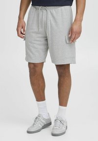 Helle graue Baumwollshorts mit elastischem Taillenbund und Zugband, ausgestattet mit zwei seitlichen Taschen und einer weichen, glatten Textur.