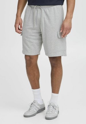 Helle graue Baumwollshorts mit elastischem Taillenbund und Zugband, ausgestattet mit zwei seitlichen Taschen und einer weichen, glatten Textur.