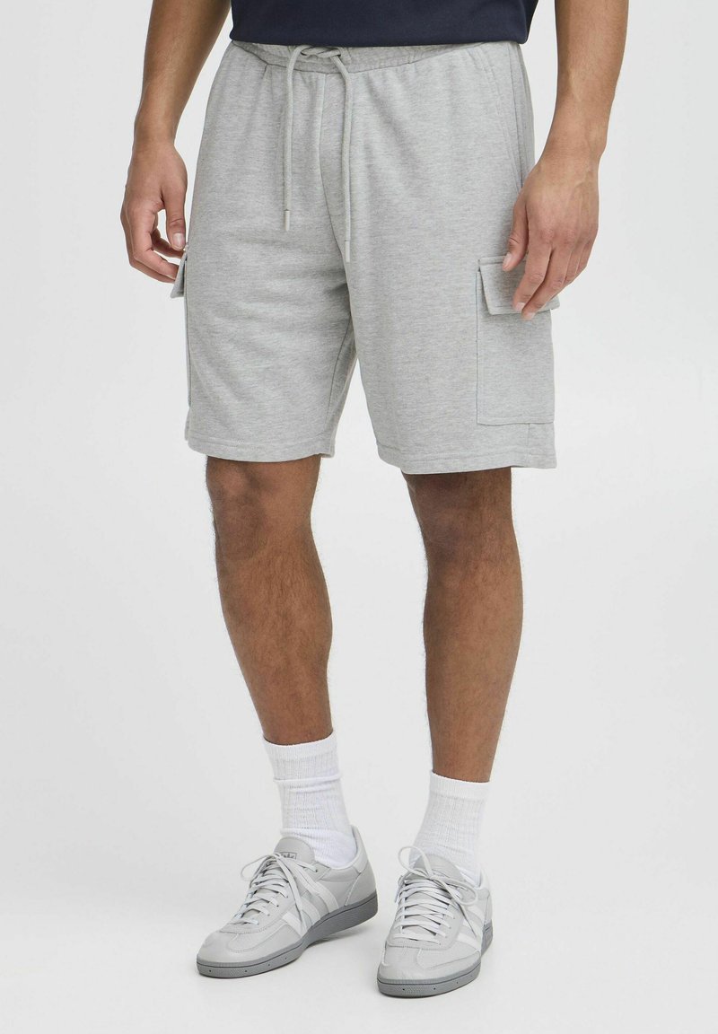 Helle graue Baumwollshorts mit elastischem Taillenbund und Zugband, ausgestattet mit zwei seitlichen Taschen und einer weichen, glatten Textur.