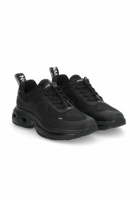 Een paar zwarte sport sneakers met mesh en rubberen details, elastische sluitingen en gemerkte trekkoorden op het hielgebied.