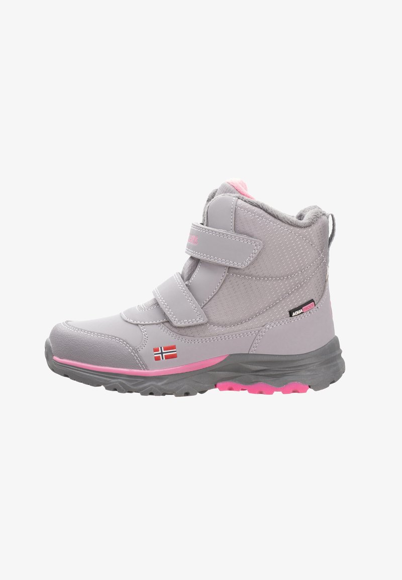 Kinderschuh aus grauem und rosafarbenem, wasserdichtem Material für den Winter, mit zwei Klettverschlüssen, weicher Innenausstattung, robustem Sohlenprofil und einer kleinen norwegischen Flagge an der Seite.
