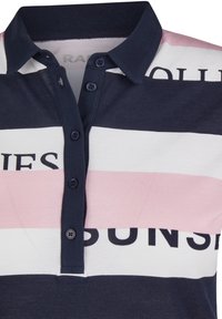 Baumwoll-Polohemd mit navyblauen, pinken und weißen horizontalen Streifen. Verfügt über einen klassischen Kragen, eine Drei-Knopf-Leiste und auffällige Textakzente.