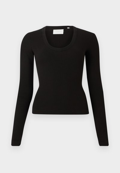 Μαύρο μακρυμάνικο τοπ με λαιμόκοψη σε σχήμα scoop, κατασκευασμένο από ριμπ ύφασμα, με στενή εφαρμογή και μινιμαλιστικό σχεδιασμό. Χωρίς ορατά σχέδια ή διακοσμητικά στοιχεία.