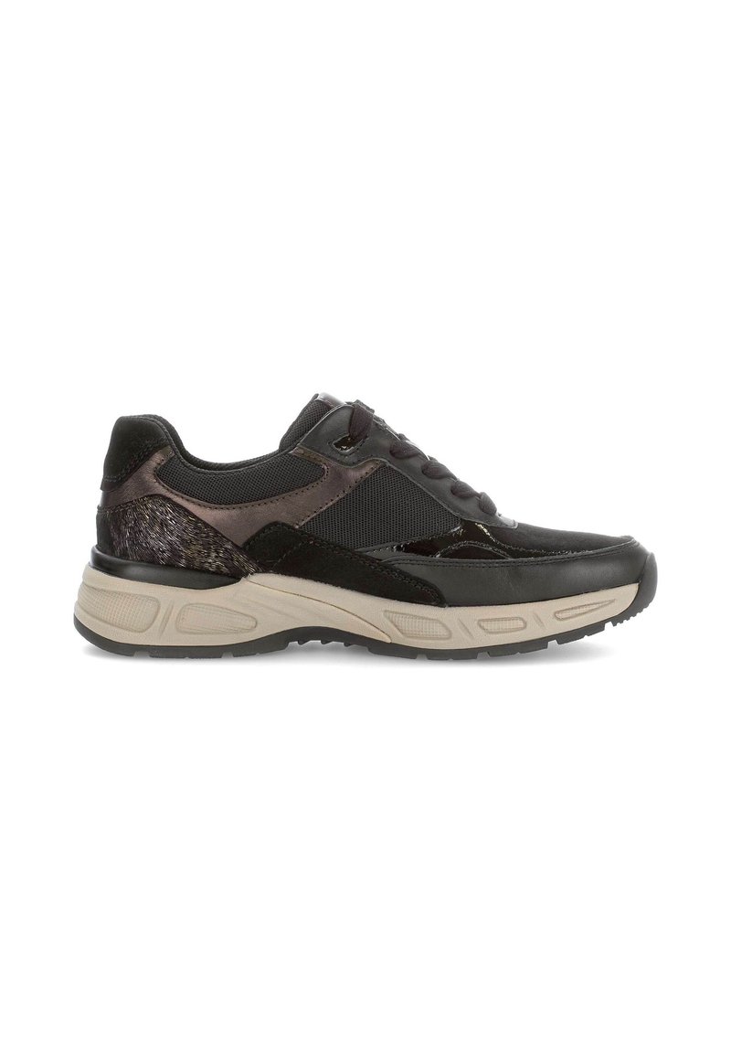 Baskets à lacets noires et marron foncé avec une tige en mesh et cuir et une semelle épaisse beige vues de l’extérieur.