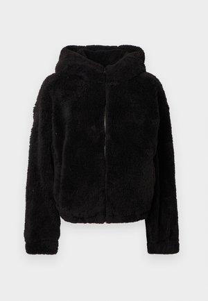 Juodas dirbtinio kailio gobtuvas su užtrauktuku, minkšta tekstūra, turi gobtuvą ir ilgomis rankovėmis. Be matomų aparatūros detalių ar raštų.