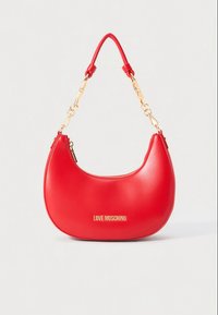 Rød håndveske formet som en halvmåne med gullfarget kjede som skulderstropp og "LOVE MOSCHINO" preget i gull foran.