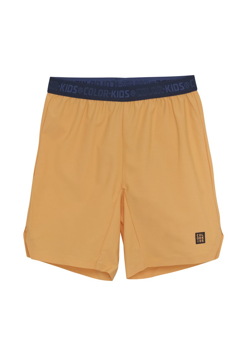 Gelbe Sportshorts mit einem dunkelblauen elastischen Bund. Sie verfügen über ein Logo in der unteren rechten Ecke und seitliche Schlitze für bessere Beweglichkeit.