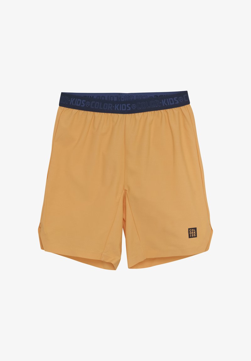 Gula sportshorts med ett mörkblått elastiskt midjeband. Har en logotyp i nedre högra hörnet och sidoflikar för rörlighet.