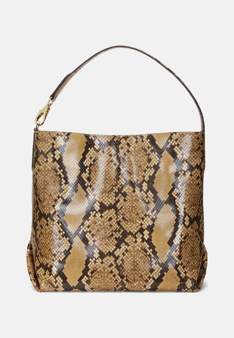 Sac à main à motif peau de serpent marron et beige avec une bandoulière courbée unique et une fermeture dorée sur fond blanc.