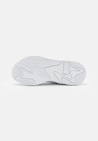 Semelle de basket blanche avec motifs texturés pour l'adhérence et une étiquette rectangulaire portant l'inscription "Running System" près du centre.