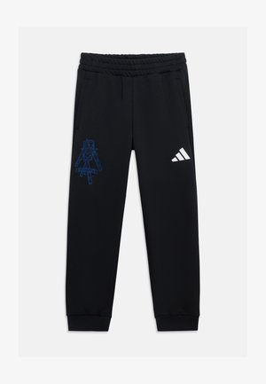 Czarne spodnie dresowe z elastycznym pasem, ściągaczami przy nogawkach, niebieskim pikselowym nadrukiem robota na lewym udzie oraz białym logo Adidas na prawym udzie.