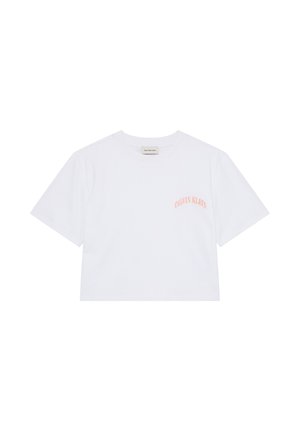 T-shirt blanc court à manches courtes avec petit texte rose "Calvin Klein" sur la poitrine gauche et col rond.