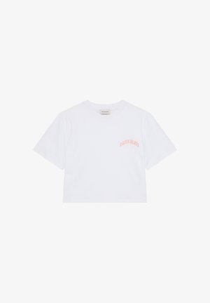 T-shirt blanc court à manches courtes avec petit texte rose "Calvin Klein" sur la poitrine gauche et col rond.