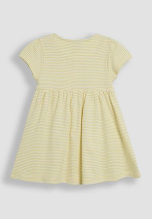 Trumpa rankovėmis geltona suknelė su baltais dryžiais, apvali iškirptė, platėjanti sijonas ir minkšta medvilnė. Iš nugaros matomi siūlių detalės ir pilnumas.