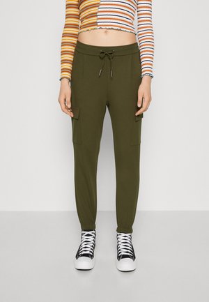 Vero Moda VMEVA ELASTIC DETAIL PANT  - Παντελόνι cargo - riffle green