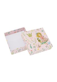 Scatola regalo quadrata e aperta, realizzata in cartoncino; esterno rosa con motivi floreali, presenta una ragazza decorativa e un accento di corona dorata. L'interno è bianco semplice.