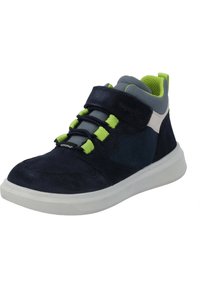 Blauwe suède high-top sneakers met grijze en neon groene accenten, voorzien van een klittenbandsluiting en elastische veters, en een witte rubberen zool.