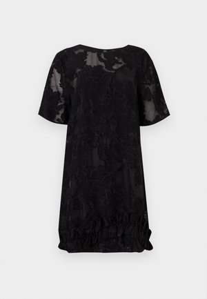 Robe noire à manches courtes avec motif floral texturé, encolure ronde et détail ourlet à volants froncés.