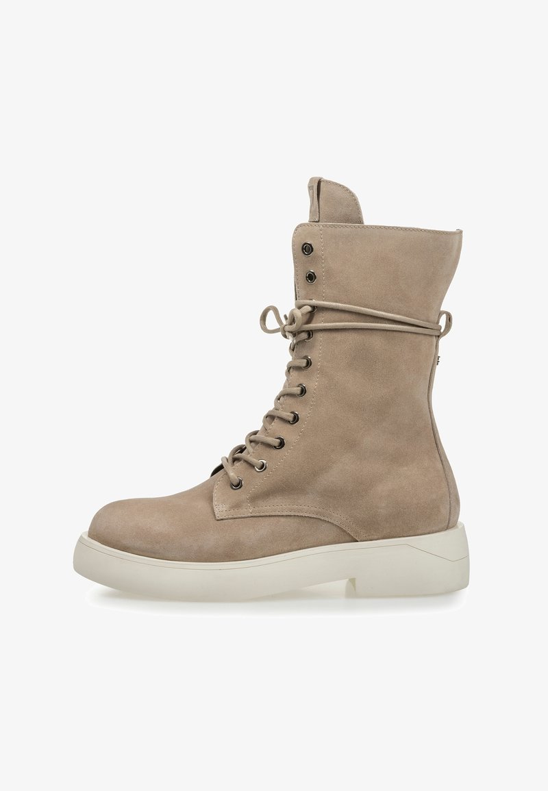 Bottine en daim marron clair à lacets avec semelle blanche épaisse et col de cheville haut, vue de profil sur fond blanc.