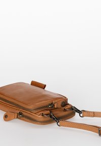 Tasche aus hellbraunem Leder, als Umhängetasche mit glatter Oberfläche, Reißverschluss und abnehmbaren Trageriemen. Verfügt über eine kleine Schlaufe zur Befestigung.