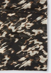 Zwarte stof met een abstract patroon in tinten bruin en crème, met een gladde textuur en een lichte, luchtige uitstraling.