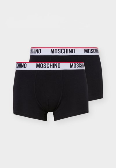 Δύο μαύρα ανδρικά μπόξερ με λευκή ελαστική μέση που φέρει τη λέξη "MOSCHINO" με μαύρα γράμματα και λεπτή κόκκινη ρίγα στην κορυφή.