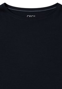 T-shirt di cotone blu navy con collo tondo e maniche corte. Presenta una texture liscia e cuciture sottili lungo il collo.