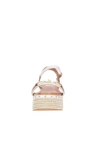 Sandali platform in rosa pallido con suola in juta intrecciata stile espadrilles, cinturino alla caviglia regolabile e dettagli metallici dorati.