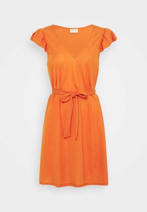 Robe orange mi-longue avec manches courtes à volants, décolleté en V et ceinture nouée en tissu à la taille.