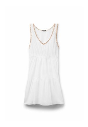 Robe sans manches blanche avec un col en V, une taille froncée et une jupe évasée, accentuée de coutures orange le long du col.