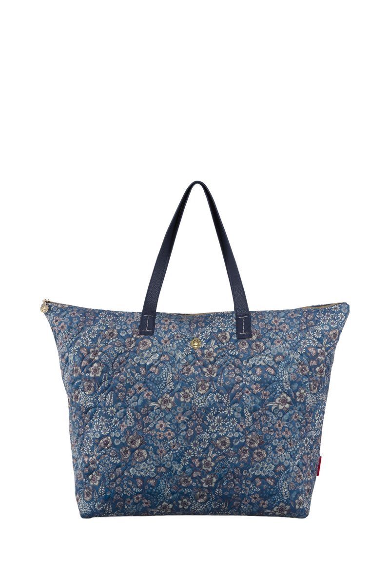 Blauw bloemenprint tote bag van stof, met twee marineblauwe handvatten, gouden hardware en een ritssluiting. De patronen bevatten verschillende bloemen.
