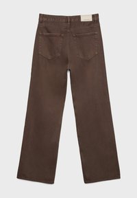 Jeans marroni a gamba larga con una consistenza liscia, dotati di due tasche posteriori e di un'etichetta in vita. Design semplice e a taglio dritto.