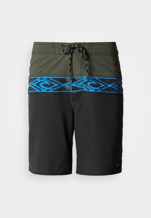 Boardshorts med olivengrønt midjebånd, svart kropp og blått geometrisk mønster midt på. Har snor til å stramme.