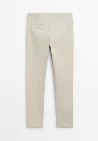 Pantaloni beige slim-fit visti da dietro, con passanti per cintura e due tasche a filetto, su uno sfondo bianco semplice.